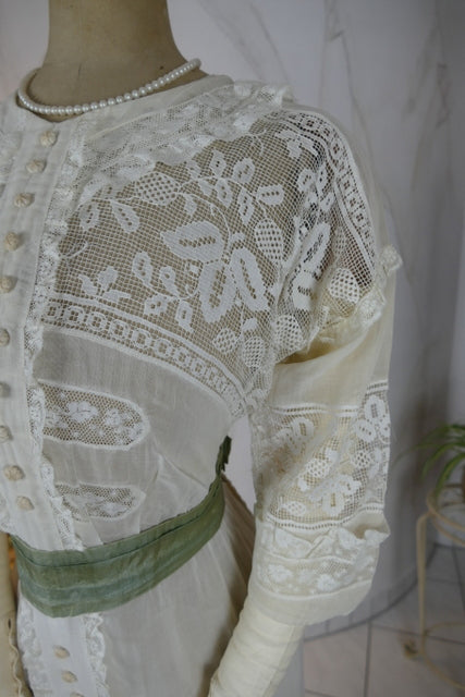 Antikes edwardianisches maltesisches Spitzen-Teekleid, ca. 1908
