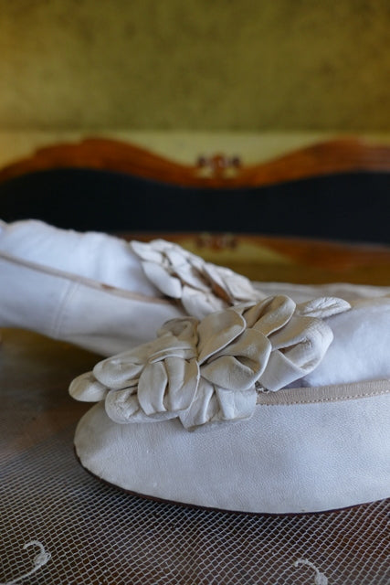 Antike Ziegenlederschuhe in Cremeweiß, ca. 1863–1870