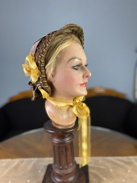 Haube mit gelbem Band, ca. 1860