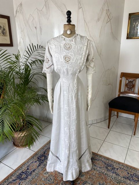 Antikes besticktes weißes Leinen-Nachmittagskleid, ca. 1910