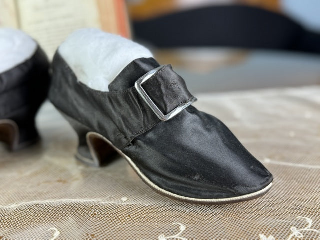 Spätbarocke Damenschuhe, 1730er–1740er Jahre – Seltene englische Seidenschuhe aus dem 18. Jahrhundert