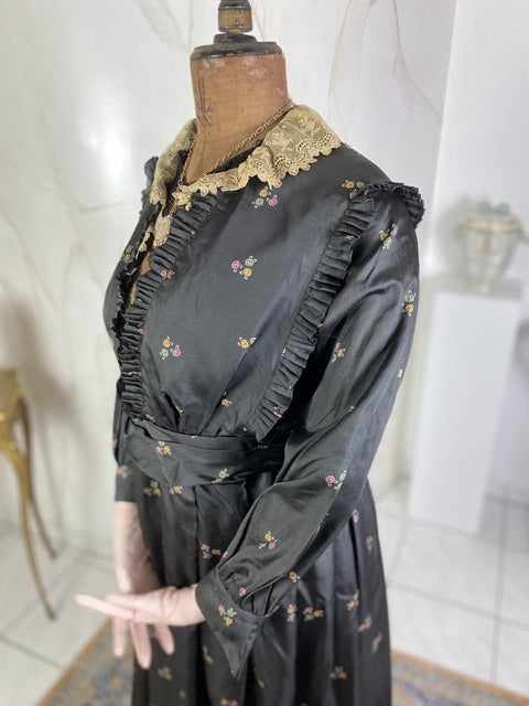 Antikes graues Seidenkleid mit Blumenmuster, ca. 1916