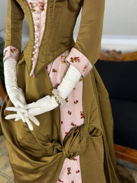 Mmes CONSTANCE &amp; HERMENCE Abendkleid, Paris, ca. 1888