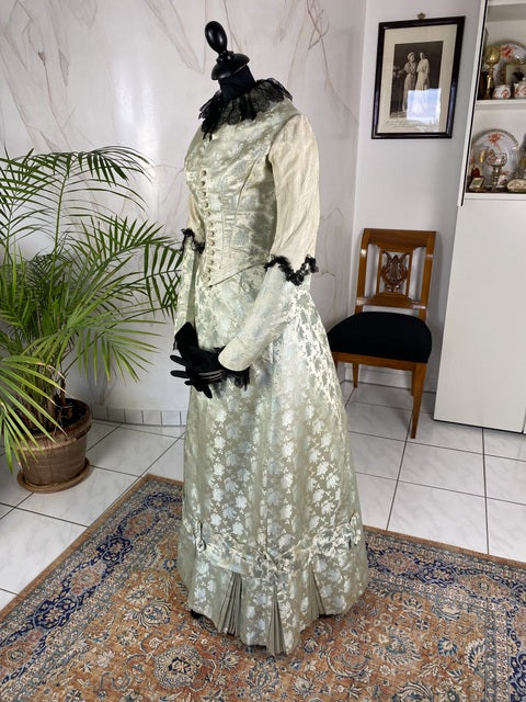 Antikes zweiteiliges Dinnerkleid aus Seidenbrokat, ca. 1898