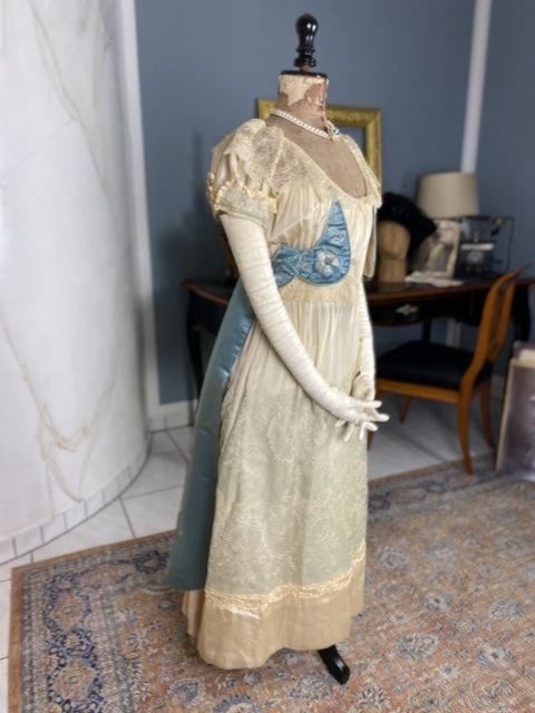 Abendkleid aus Chantilly und himmelblauem Satin, ca. 1914