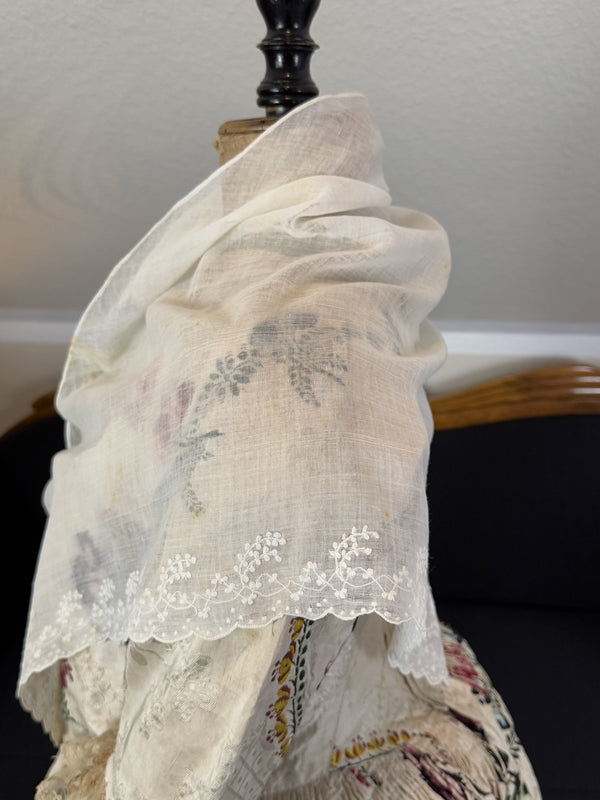 Rokokodamen-Musselin-Fichu-Schal, England, ca. 1785–1790