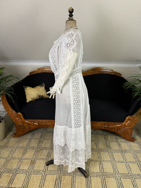 1913 American cotton lingerie summer dress with whitework embroidery, lace inserts and airy Edwardian silhouette, antique gown