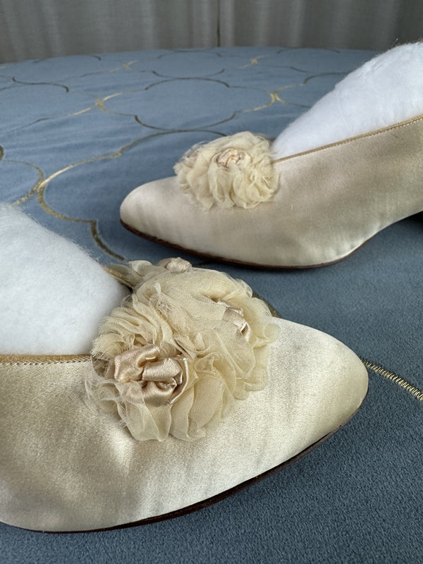 Hochzeitsschuhe aus der Titanic-Ära – Brautschuhe aus elfenbeinfarbener Seide, ca. 1912