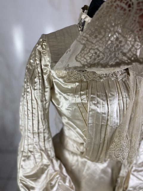 Antikes Hochzeitskleid aus Seide, ca. 1901