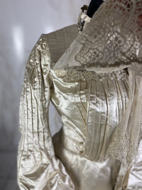 Antikes Hochzeitskleid aus Seide, ca. 1901