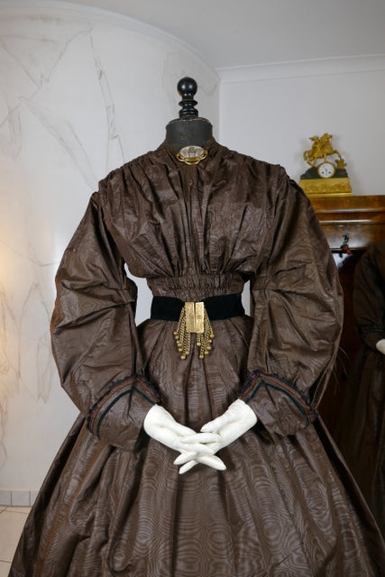 1840s Biedermeier mother‑daughter afternoon dresses in printed cotton with wide sleeves and fitted bodices, antique gowns