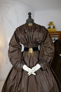 1840s Biedermeier mother‑daughter afternoon dresses in printed cotton with wide sleeves and fitted bodices, antique gowns