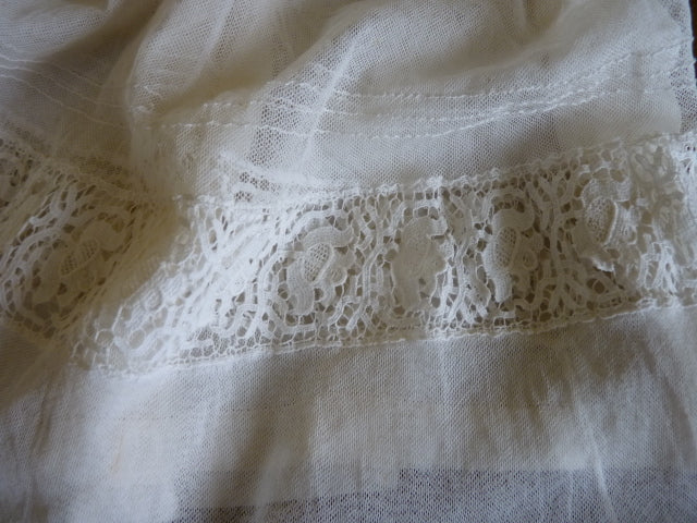 Taufkleid mit Originalfoto, England, ca. 1923 – Netz-Tüll & Spitze, Unterkleid aus Seide