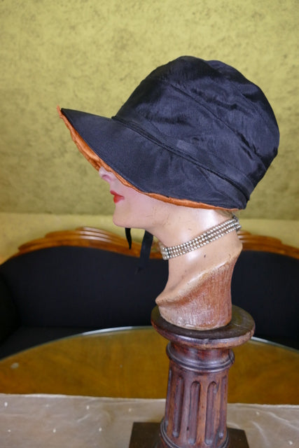 Schwarz-orangefarbene Glocke im Haubenstil, ca. 1926
