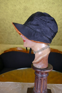 Schwarz-orangefarbene Glocke im Haubenstil, ca. 1926