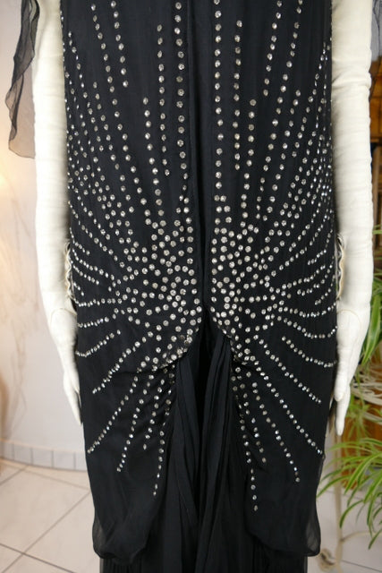Antikes Abendkleid aus schwarzem Seidenchiffon mit Strasssteinen, ca. 1928