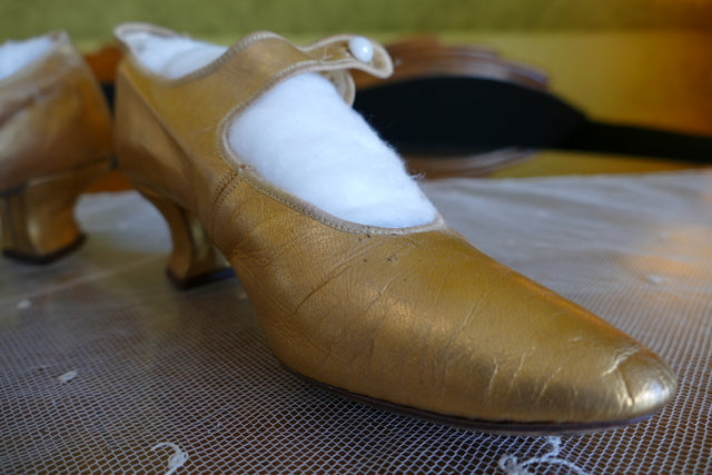 Goldene Abendpumps, ca. 1910