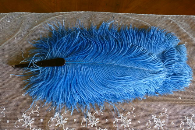 Blau schattierter Fächer aus Straußenfedern, 1920er Jahre