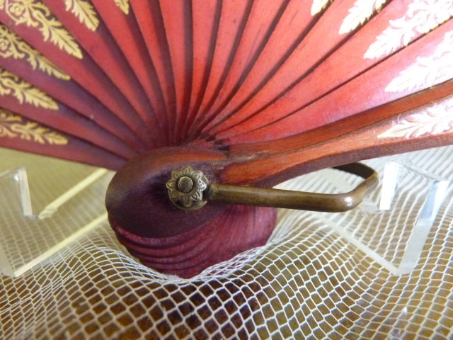 Faltfächer aus rotem Satin, ca. 1905