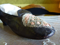 Schwarze Glacé-Kinderhausschuhe, rosa Seide, ca. 1855–1865