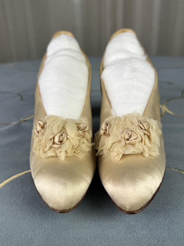 Hochzeitsschuhe aus der Titanic-Ära – Brautschuhe aus elfenbeinfarbener Seide, ca. 1912