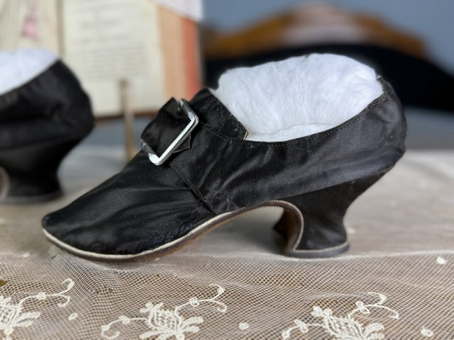 Spätbarocke Damenschuhe, 1730er–1740er Jahre – Seltene englische Seidenschuhe aus dem 18. Jahrhundert