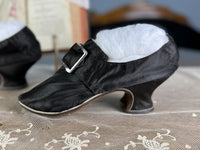 Spätbarocke Damenschuhe, 1730er–1740er Jahre – Seltene englische Seidenschuhe aus dem 18. Jahrhundert