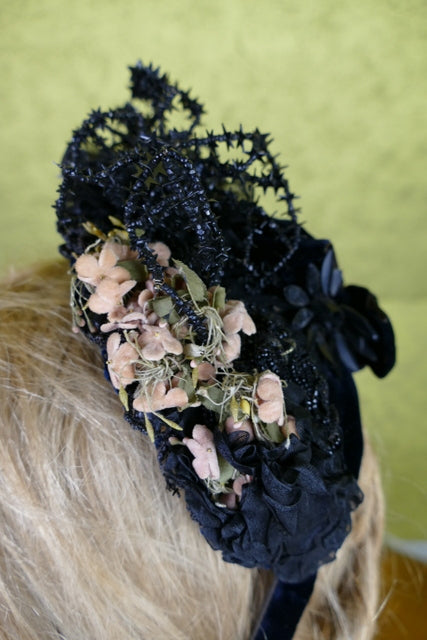 Cabochon-Blumenhaube, 1880er