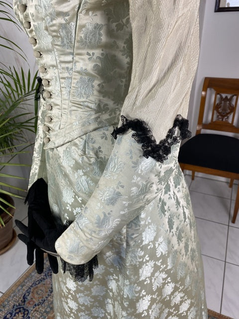 Antikes zweiteiliges Dinnerkleid aus Seidenbrokat, ca. 1898