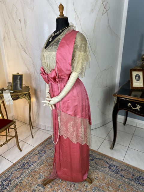 1912 pink wild silk dress with lace collar, chiffon sleeves and decorative buttons, antique Edwardian gown