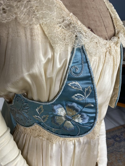 Abendkleid aus Chantilly und himmelblauem Satin, ca. 1914