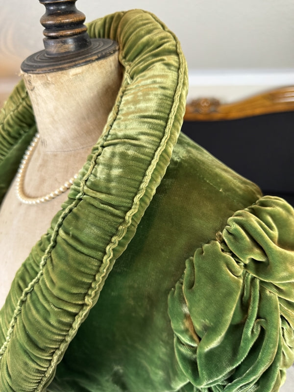 FRANKLIN SIMON & Co. Abendjacke aus grünem Samt, New York, ca. 1925