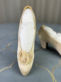 Hochzeitsschuhe aus der Titanic-Ära – Brautschuhe aus elfenbeinfarbener Seide, ca. 1912