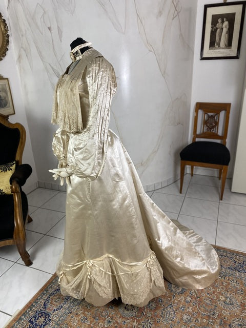 Antikes Hochzeitskleid aus Seide, ca. 1901