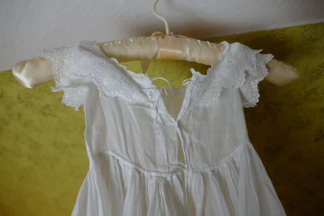 Edwardian Taufkleid, ca. 1910 – weiße Stickerei, Wellensaum, exzellenter Zustand