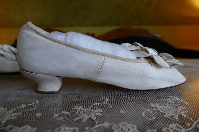 Antike Ziegenlederschuhe in Cremeweiß, ca. 1863–1870