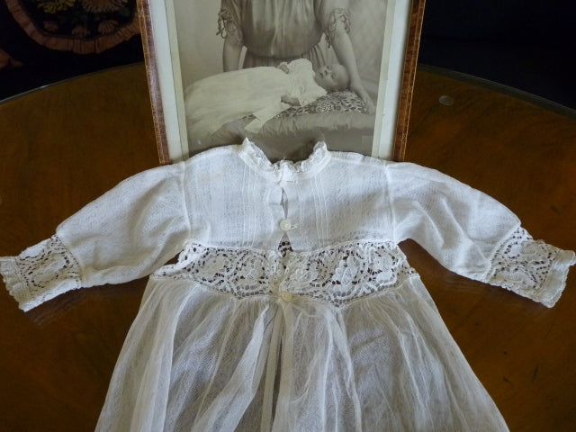 Taufkleid mit Originalfoto, England, ca. 1923 – Netz-Tüll & Spitze, Unterkleid aus Seide