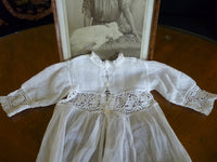 Taufkleid mit Originalfoto, England, ca. 1923 – Netz-Tüll & Spitze, Unterkleid aus Seide