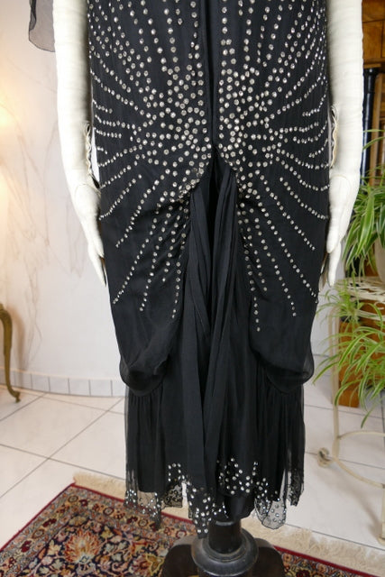 Antikes Abendkleid aus schwarzem Seidenchiffon mit Strasssteinen, ca. 1928