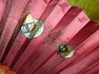 Faltfächer aus rotem Satin, ca. 1905
