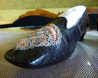 Schwarze Glacé-Kinderhausschuhe, rosa Seide, ca. 1855–1865