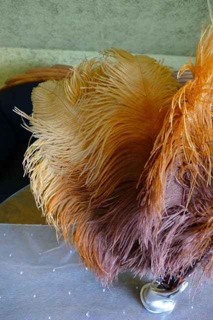 Éventail en plumes d'autruche aux nuances caramel-moutarde, années 1920