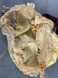 Antike gelbe Boudoir-Mütze, 1920er
