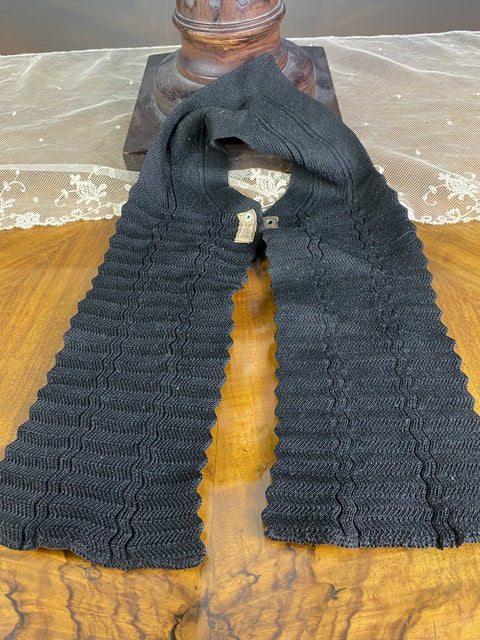 BRADLEY Antique Muffler, ca. 1910 – Gestrickter Baumwoll-V-Ausschnittschal mit Druckknopfverschluss