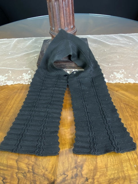 BRADLEY Antique Muffler, ca. 1910 – Gestrickter Baumwoll-V-Ausschnittschal mit Druckknopfverschluss