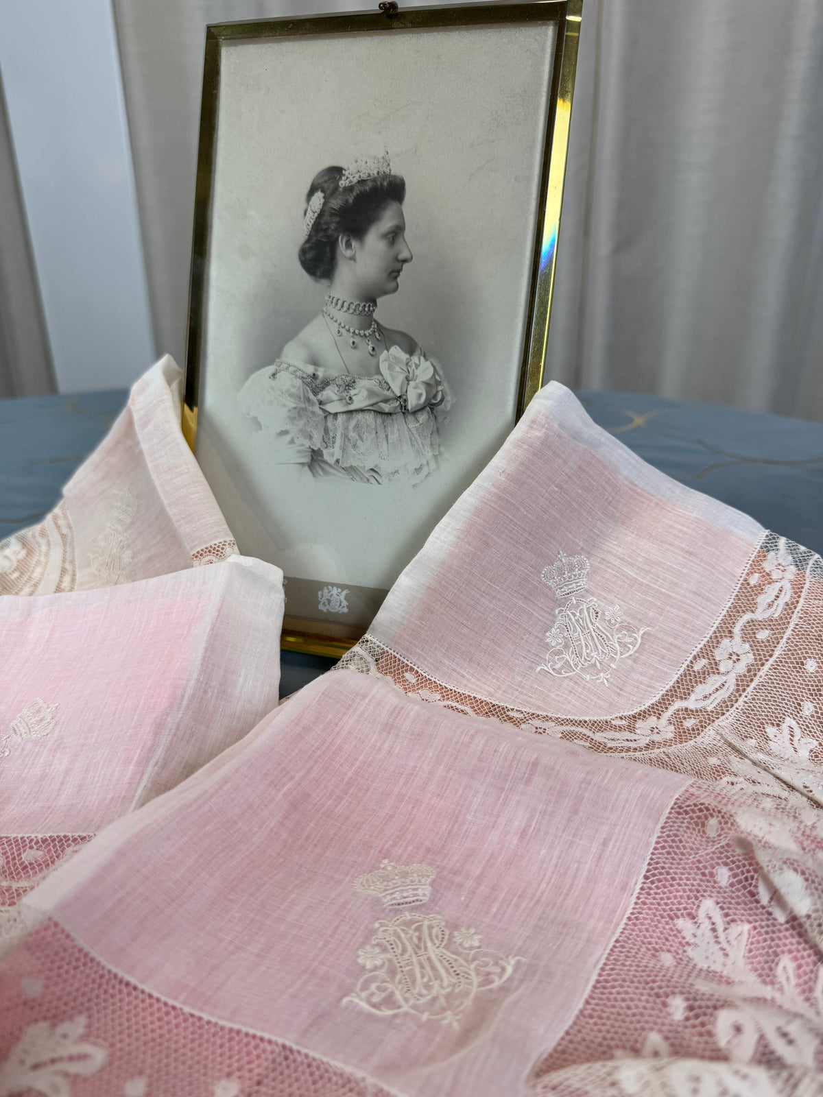 KÖNIGLICHES Spitzentaschentuch mit Hochzeitsmonogramm MIR, aus dem Nachlass der Herzogin Maria Immakulata von Württemberg, geborene Erzherzogin von Österreich, 1900