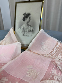KÖNIGLICHES Spitzentaschentuch mit Hochzeitsmonogramm MIR, aus dem Nachlass der Herzogin Maria Immakulata von Württemberg, geborene Erzherzogin von Österreich, 1900