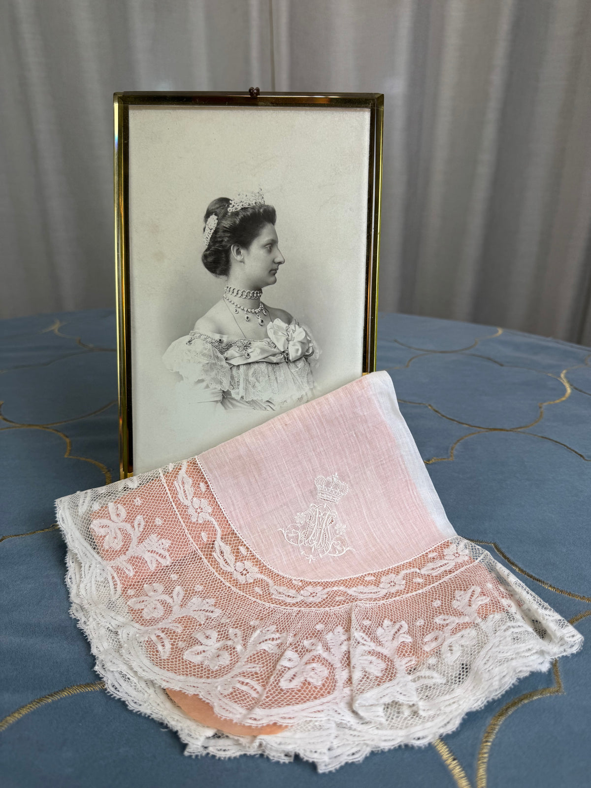 KÖNIGLICHES Spitzentaschentuch mit Hochzeitsmonogramm MIR, aus dem Nachlass der Herzogin Maria Immakulata von Württemberg, geborene Erzherzogin von Österreich, 1900