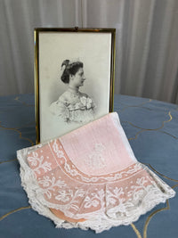 KÖNIGLICHES Spitzentaschentuch mit Hochzeitsmonogramm MIR, aus dem Nachlass der Herzogin Maria Immakulata von Württemberg, geborene Erzherzogin von Österreich, 1900