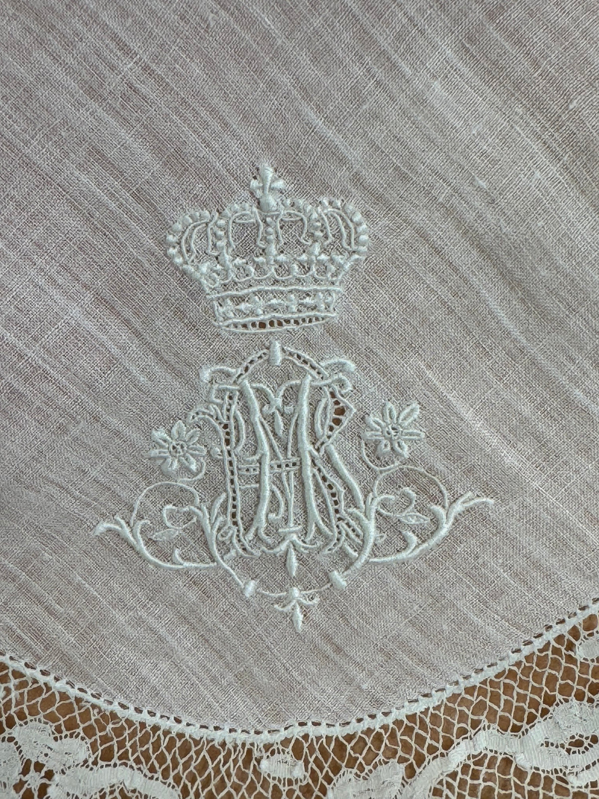 KÖNIGLICHES Spitzentaschentuch mit Hochzeitsmonogramm MIR, aus dem Nachlass der Herzogin Maria Immakulata von Württemberg, geborene Erzherzogin von Österreich, 1900